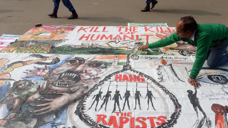 Un homme peint une affiche réclamant la peine de mort pour les violeurs, le 16 janvier 2013 à New Delhi [Raveendran / AFP/Archives]
