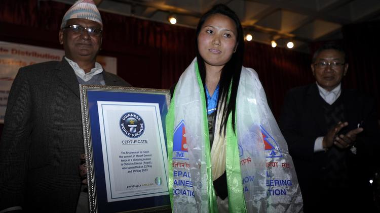 Chhurim Sherpa est saluée le 25 février 2013 par le Guiness des records pour son exploit sur l'Everest [Prakash Mathema / AFP]
