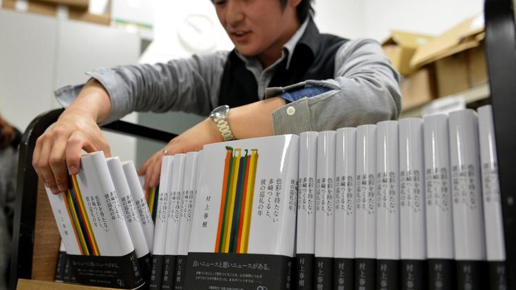 Un libraire installe des exemplaires du nouveau roman de Haruki Murakami dans une boutique de Tokyo, le 11 avril 2013 [Yoshikazu Tsuno / AFP]