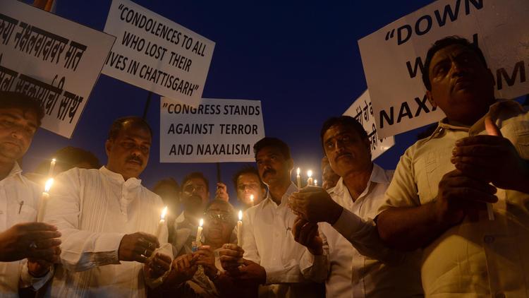 Des Indiens rendent hommage aux victimes de l'attaque maoïste qui a fait samedi 24 morts, le 27 mai 2013 à Bombay [Indranil Mukherjee / AFP]