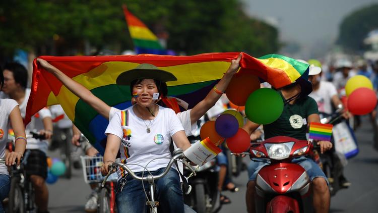 Des dizaines de vélos décorés de ballons et de drapeaux arc-en-ciel ont sillonné dimanche les rues de Hanoï à l'occasion de la première gay pride organisée au Vietnam.[AFP]