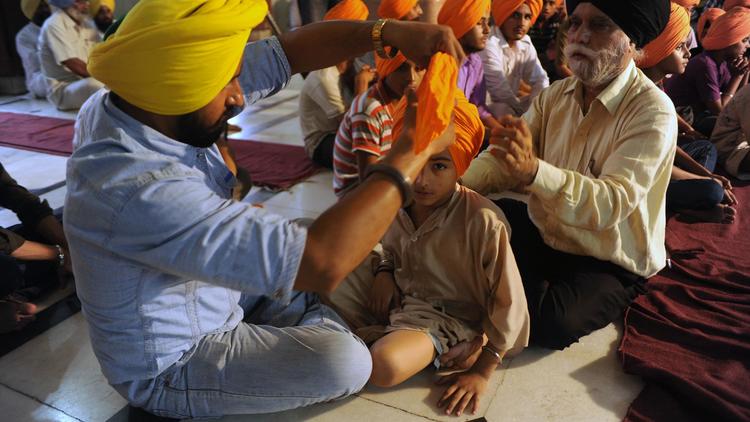 Le cours du soir sur la façon d'enrouler son turban à Amritsar, la ville sainte du sikhisme, affiche complet: des dizaines de pré-adolescents sont venus renouer avec une tradition de plusieurs siècles que les chefs religieux craignent de voir s'évanouir.[AFP]