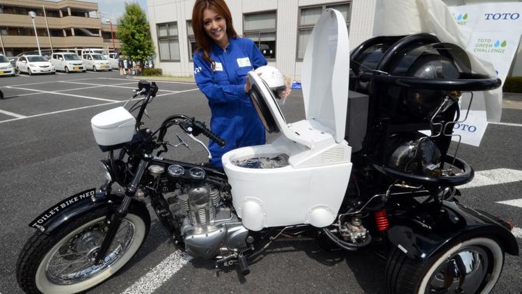 En ces temps d'essence chère, un fabricant japonais de toilettes a présenté mercredi un modèle de moto révolutionnaire qui fonctionne avec un carburant gratuit et inépuisable: les excréments.[AFP]