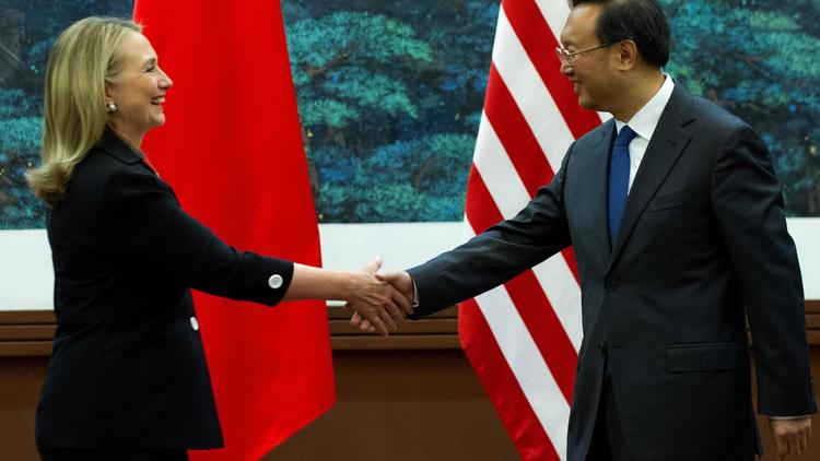 La secrétaire d'Etat américaine Hillary Clinton a invité mercredi la Chine à négocier avec les pays d'Asie du Sud-Est un cadre diplomatique permettant de prévenir une escalade des disputes territoriales dans une région traversée par des voies maritimes stratégiques.[POOL]