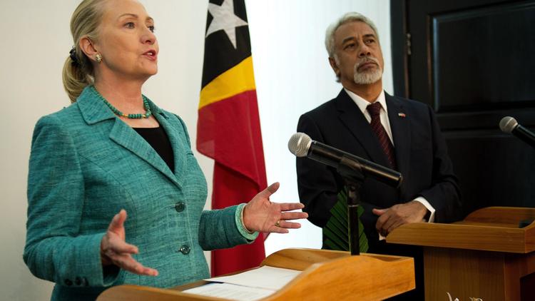 Hillary Clinton est arrivée jeudi au Timor oriental, devenant la première secrétaire d'Etat américaine à fouler le sol de ce confetti d'Asie du Sud-Est indépendant depuis dix ans seulement et meurtri par des décennies de conflits.[POOL]