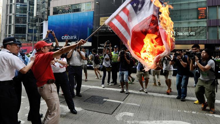 Un manifestant brûle un drapeau Etats-Unis/Japon, lors de protestations contre l'achat d'îles par le Japon, le 16 septembre 2012 à Hong Kong [Antony Dickson / AFP]