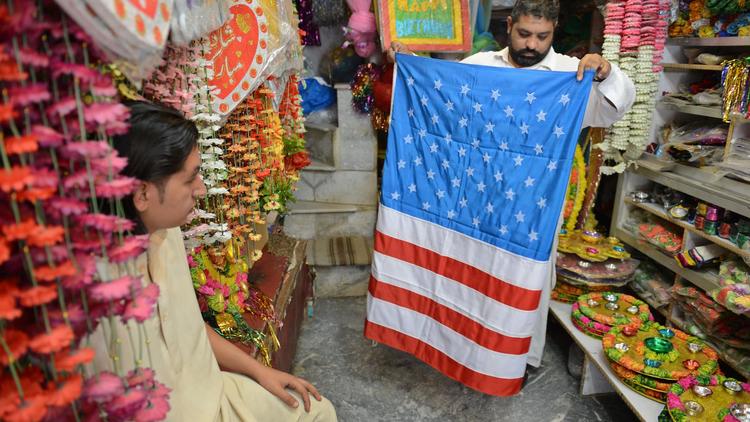 Un vendeur montre un drapeaux américain dans sa boutique de l'Urdu Bazar de Rawalpindi, le 1er octobre 2012 [Farooq Naeem / AFP]