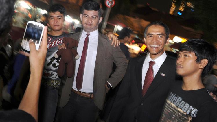 Le sosie indonésien de Barack Obama pose dans une rue de Jakarta, le 30 octobre 2012 [Romeo Gacad / AFP]