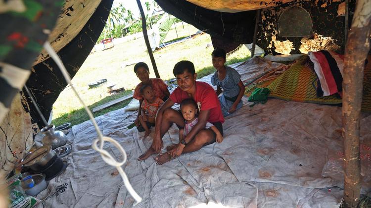Une famille dans un camp de réfugiés installé dans l'Etat de Rakhine, dans l'ouest de la Birmanie, le 1er novembre 2012 [Soe Than Win / AFP]