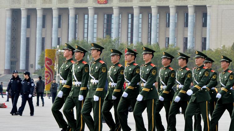 La police militaire place Tiananmen, à la veille du Congrès du Parti communiste chinois, le 7 novembre 2012 à Pékin [Mark Ralston / AFP]