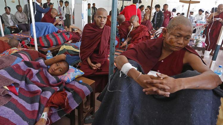 Des moines boudhistes blessés lors de la dispersion d'une manifestation soignés le 29 septembre 2012 à l'hôpital de Monywa [ / AFP]