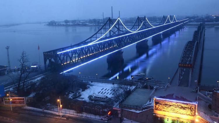 Vue du pont de l'Amitié sino-coréenne qui enjambe le fleuve Yalu dans la ville frontalière chinoise de Dandong, le 13 décembre 2012 [Wang Zhao / AFP]