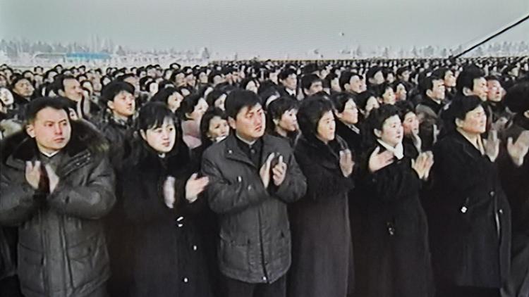 Capture d'écran de la télévision nord-coréenne montrant une foule applaudissant lors de la cérémonie en mémoire de Kim Jong-Il, le 17 décembre 2012 à Pyongyang [North Korean Tv / North Korean Tv/AFP]