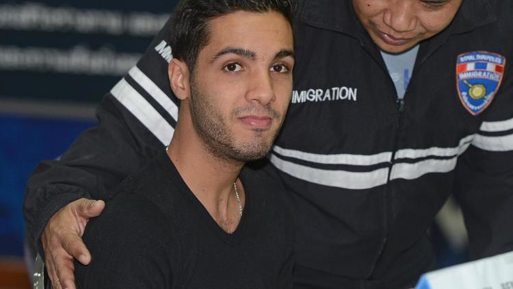 Le hacker algérien Hamza Bendelladj lors de son arrestation à Bangkok, le 7 janvier 2013 [Pornchai Kittiwongsakul / AFP]