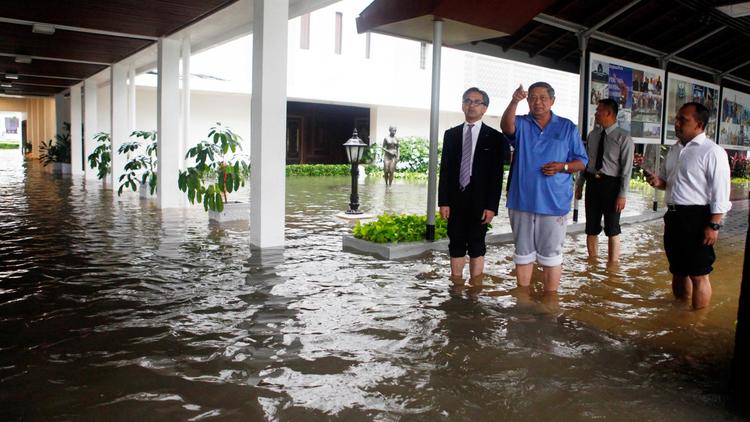 Le président indonésien Susilo Bambang Yudhoyono examine les dégâts causés par les inondations dans le palais présidentiel le 17 janvier 2013 [Anung / President.info/AFP]