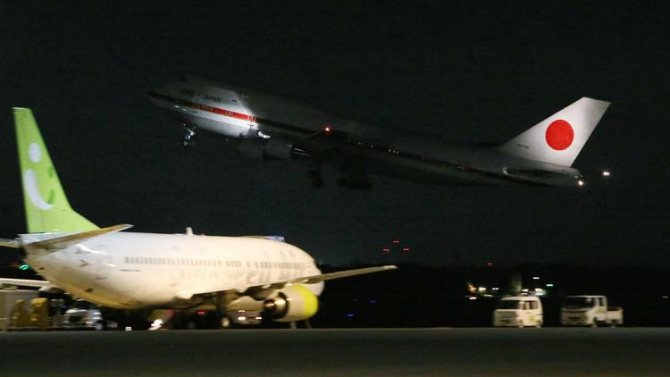 Un avion transportant des représentants du gouvernement japonais s'envole le 22 janvier 2013 de Tokyo à destination d'Alger pour ramener les ex-otages [ / JIJIPRESS/AFP]