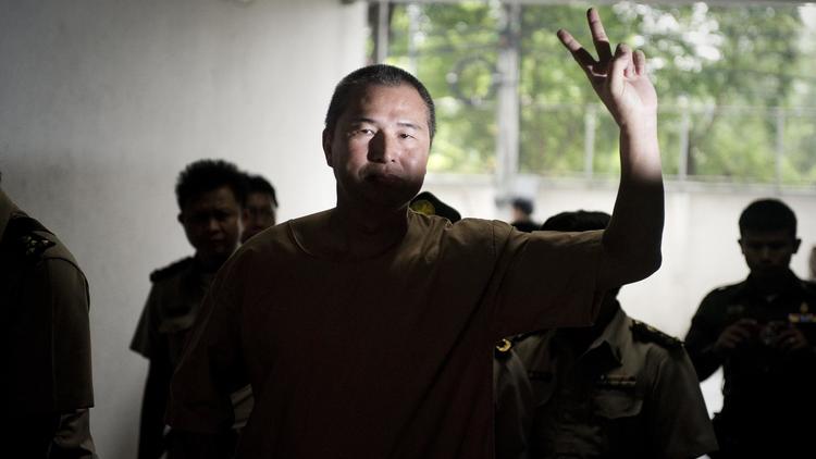 Le journaliste et militant Somyot Prueaksakasemsuk fait un signe en arrivant le 23 janvier 2013 au tribunal, à Bangkok [Nicolas Asfouri / AFP]