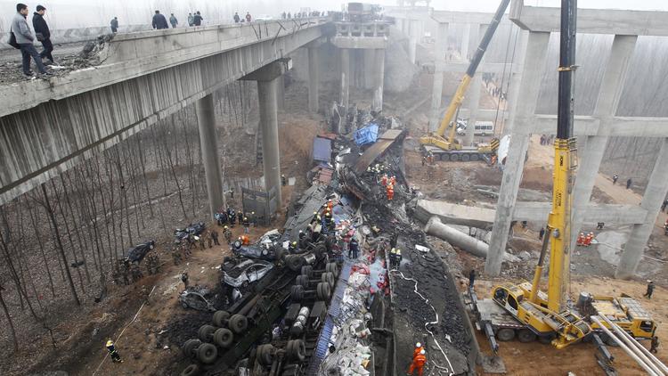 Des équipes de secours sur les lieux d'une explosion qui a provoqué l'effondrement d'un pont, le 1er février 2013 à Sanmenxia, dans la province du Henan, en Chine