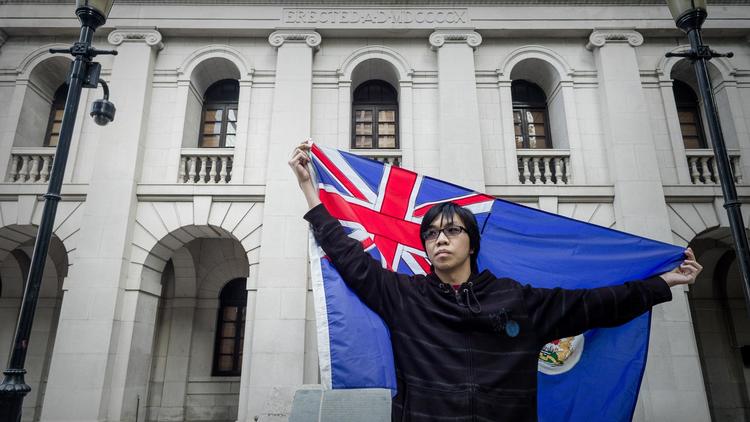Un manifestant brandit le vieux drapeau colonial le 31 janvier 2013 à Hong Kong [Philippe Lopez / AFP]