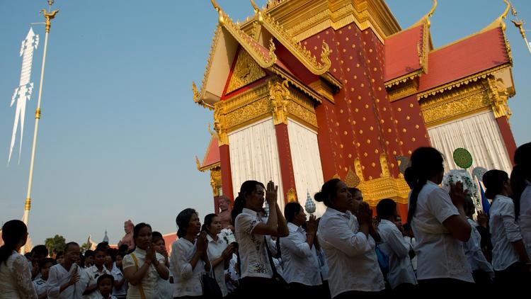 Des milliers de Cambodgiens arrivent au crematorium pour l'incinération de l'ancien roi Norodom Sihanouk, le 4 février 2013 à Phnom Penh