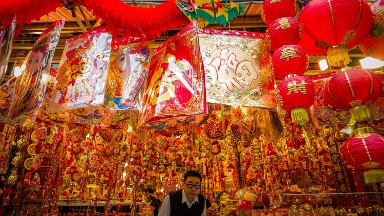 Un homme devant un étal de décorations pour le Nouvel An chinois, à Hong Kong, le 5 février 2013 [Philippe Lopez / AFP]