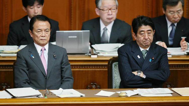 Le ministre des Finances Taro Aso et le Premier ministre japonais Shinzo Abe le 6 février 2013 au Parlement à Tokyo [ / AFP]
