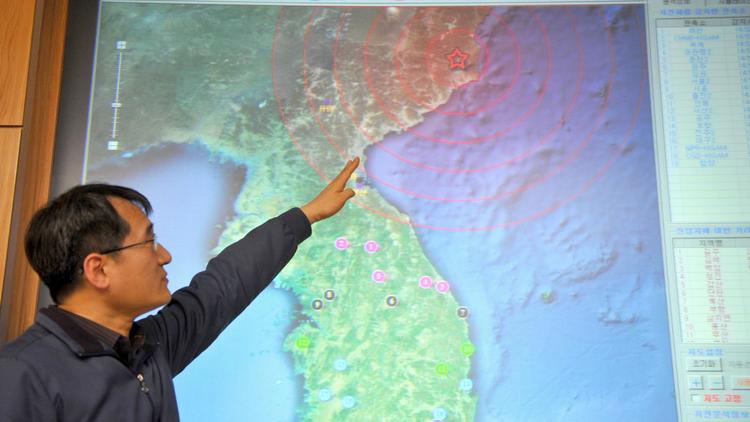 Un responsable du département de météolorogie sud-coréenne montre sur une carte l'activité sismique "artificielle" enregistrée en Corée du Nord, le 12 février 2013 à Séoul [Kim Jae-Hwan / AFP]