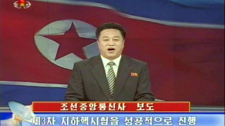 Capture d'écran de la télévision nord-coréenne le 12 février 2013 montrant un présentateur confirmant le 3e essai nucléaire de la Corée du Nord [ / Télévision nord-coréenne/AFP]