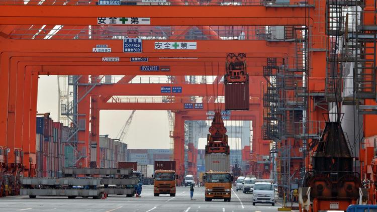 Déchargement de conteneurs sur un dock du port de Tokyo, le 20 février 2013 [Yoshikazu Tsuno / AFP]