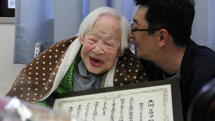Misao Okawa (g) reçoit son certificat du Guiness des Records pour ses 115 ans, le 5 mars 2013 à Osaka, au Japon [Tomohito Okada / Maison de retraite Kurenai/AFP]