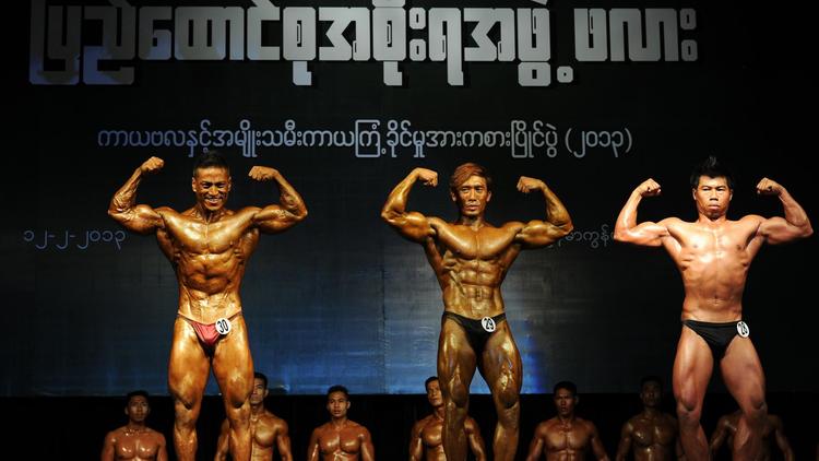 Des culturistes montrent leurs muscles le 12 février 2013 à Rangoun lors d'une épreuve de sélection pour les Jeux d'Asie du sud-est [Christophe Archambault / AFP]