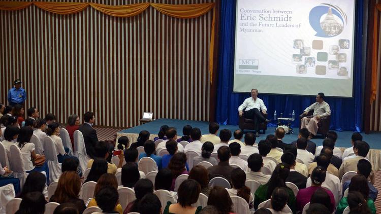 Eric Schmidt lors d'une conférence à Rangoun, le 22 mars 2013 [Ye Aung Thu / AFP]