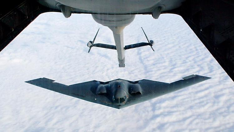 Un bombardier furtif B-2 est ravitaillé en vol au-dessus des Etats-Unis, en 2002 [Tim Sloan / AFP/Archives]