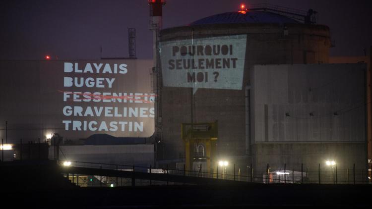 Deux textes projettés par des militants de Greenpeace  le 28 mars 2013 sur la centrale de Fessenheim [Sebastien Bozon / AFP]