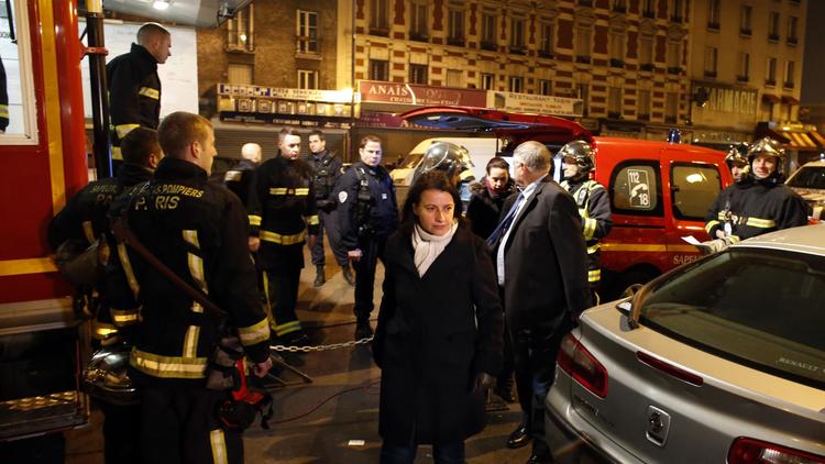 La ministre du Logement, Cécile Duflot, sur les lieux de l'incendie d'un immeuble à Aubervilliers, en Seine-Saint-Denis, le 30 mars 2013 [Thomas Coex / AFP]