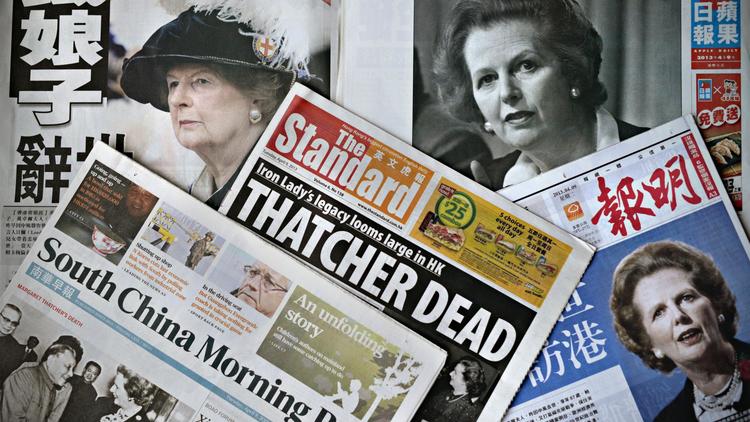 Les Unes de journaux annonçant la mort de Margaret Thatcher, le 9 avril 2013 à Hong Kong [Philippe Lopez / AFP]