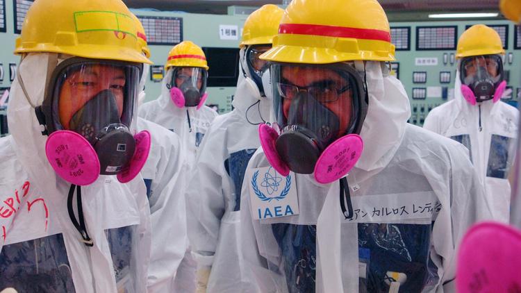 Une photo prise par l'Agence internationale de l'énergie atomique (AIEA) le 17 avril 2013 d'une délégation en visite à Fukushima [Iaea / Iaea/AFP]