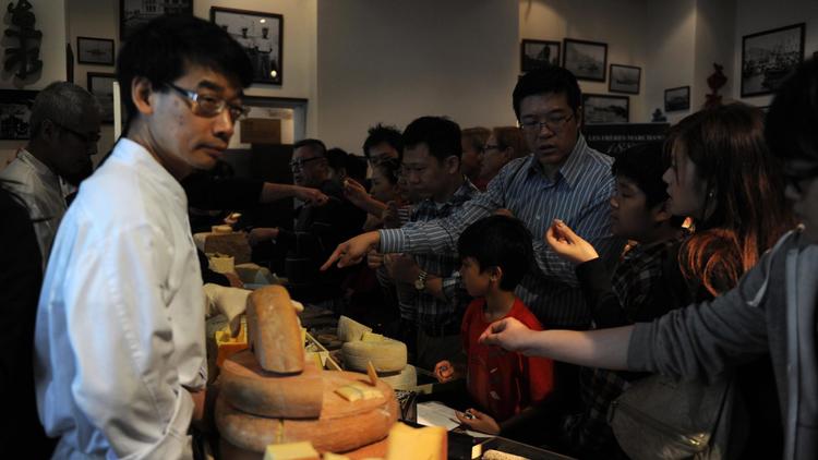 Des visiteurs goûtent le 21 avril 2013 des fromages à l'occasion du "Hong Kong International Cheese Festival" [Dale de la Rey / AFP]
