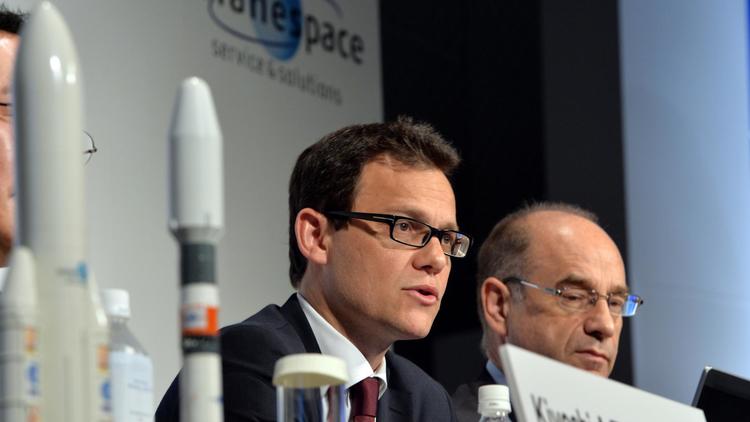 Le PDG d'Arianespace, Stéphane Israël (g), lors de sa conférence de presse à Tokyo, le 21 mai 2013 [Yoshikazu Tsuno / AFP]