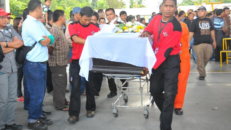 Le corps d'un mineur à son arrivée le 22 mai 2013 à l'aéroport de Timika pour être rapatrié dans son village natal [Tjahjo Eranius / AFP]