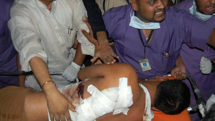 Du personnel médical transporte à l'hôpital de Raipur un homme blessé lors de l'attaque d'un convoi d'élus par des maoïstes, le 26 mai 2013 [ / AFP]