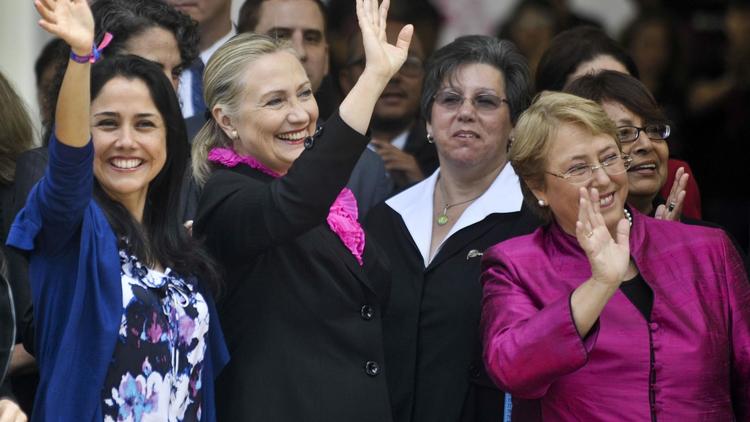 Nadine Heredia (g), Hillary Clinton et Michelle Bachelet, le 16 octobre 2012 à Lima, au Pérou [Ernesto Benavides / AFP]