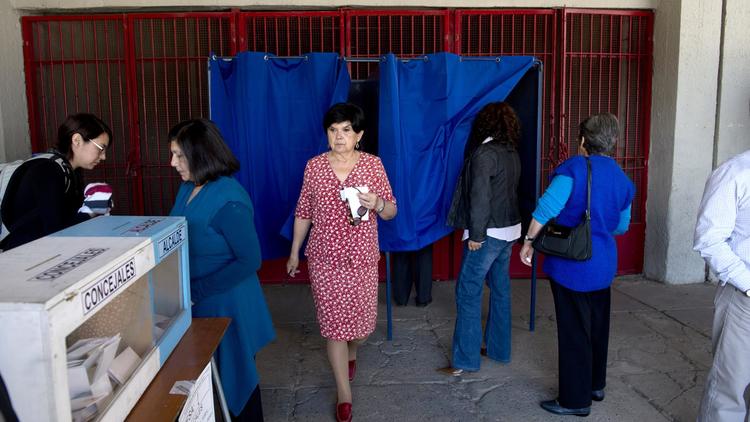 Des habitants de Santiago votent aux élections municipales, le 28 octobre 2012 au Chili [Martin Bernetti / AFP]