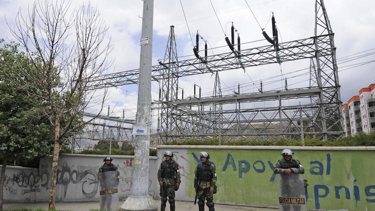 Des militaires en faction le 29 décembre 2012 autour de la centrale électrique de la compagnie Electropaz à La Paz [Jorge Bernal / AFP]