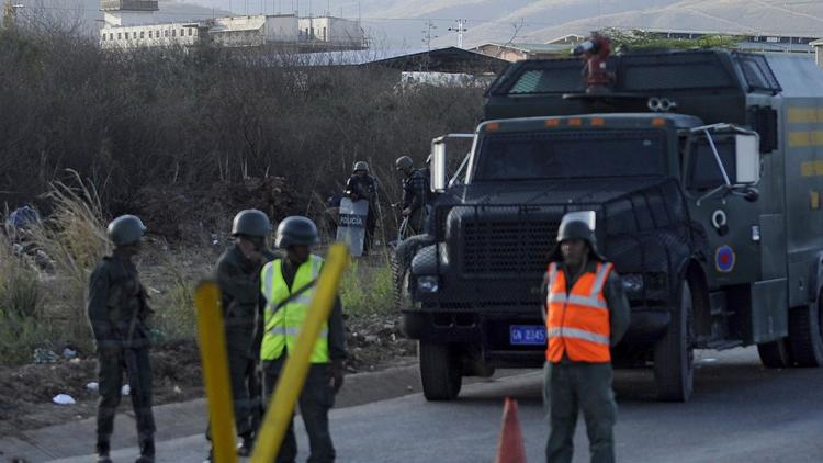 Les forces de l'ordre vénézuéliennes bloquent la route menant à la prison d'Uribana le 26 janvier 2013 au lendemain d'une mutinerie meurtrière [Leo Ramirez / AFP]