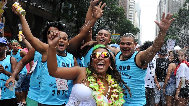 Des Brésiliens au carnaval de Rio le 9 février 2013 [Vanderlei Almeida / AFP]