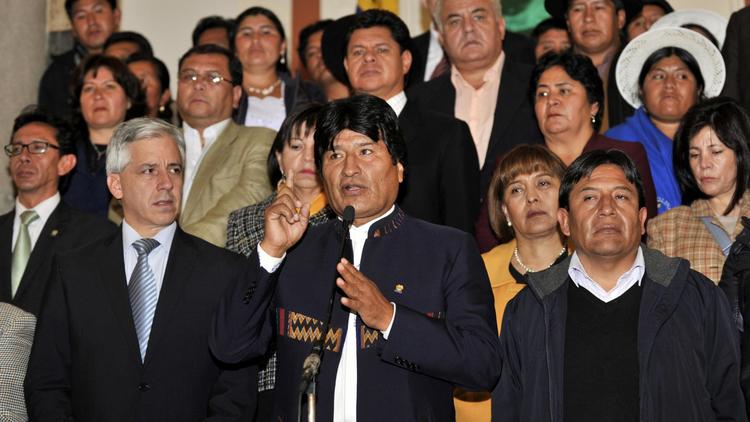 Le président bolivien Evo Morales (centre) s'adresse aux médias après l'annonce de la mort d'Hugo Chavez, à La Paz le 5 mars 2013 [Aizar Raldes / AFP]