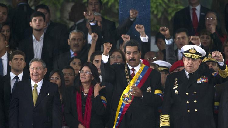 Le président du Venezuela, Nicolas Maduro (G), aux côtés du président cubain Raul Castro, lors de son investiture à Caracas, le 19 avril 2013 [Ronaldo Schemidt / AFP]