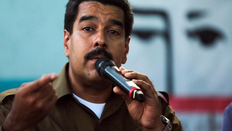 Le président vénézuélien Nicolas Maduro prononce un discours dans un bidonville de Caracas, le 3 mai 2013 [Francisco Batista / Présidence du Venezuela/AFP]