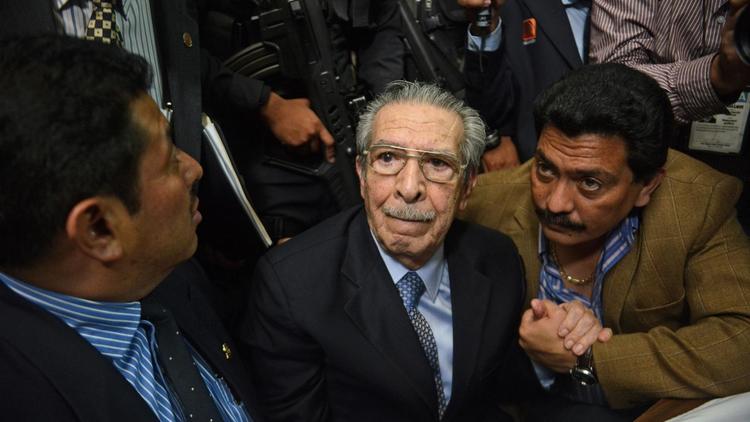 L'ex-dictateur Efraín Ríos Montt, entouré de ses avocats, à la lecture du verdict  le 10 mai 2013 à Guatemala [Johan Ordonez / AFP]